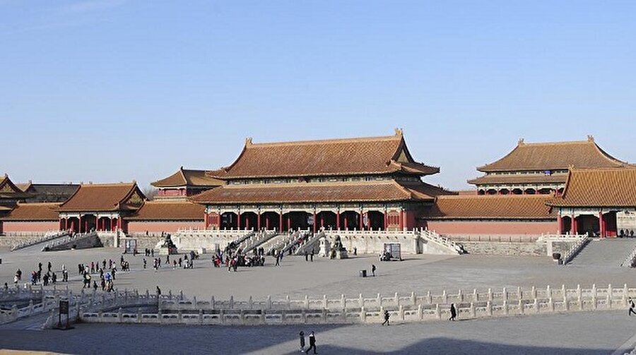 Yasak Şehir’deki üst düzey güvenlik önlemleri
Çin'de yaklaşık 600 yıl boyunca, 24 hükümdara ev sahipliği yapan saraya Çince "Yasak Şehir" deniliyor. Saray'ın “Yasak” olarak tanımlanması, dönemin hükümdarlarını korumak için alınan üst düzey güvenlik önlemlerinden kaynaklanıyor.
Güvenlik önlemleri, dünyanın en büyük 6 sarayından biri olan Yasak Şehir'in etrafındaki su kanallarıyla başlıyor. Hükümdarın güvenliğini sağlamak için inşa edilen bu kanallar, Yasak Şehir'in etrafını kuşatıyor. Su kanallarının genişliği 30 metre ile 50 metre arasında değişiyor. Yasak Şehir'in giriş ve çıkış kapıları dışında kara ile bağlantısı da bu şekilde kesilmiş durumda.
Diğer bir güvenlik önlemi ise Yasak Şehir'in tabanını kaplayan 1,5 metre uzunluğundaki bloklar. Bu taş bloklar, birkaç metre yerin altına da doldurulmuş durumda. Bu şekilde düşmanların toprağın altından kazarak Yasak Şehir'e girmesi engellenmiş.