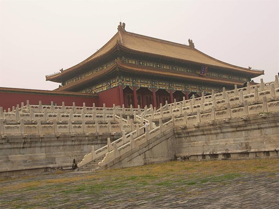 Yasak Şehir'in birçok bölümü, ziyaretçilere kapalı ve ancak dışarıdan izlenebiliyor.
İmparatorların duvarların ardında ülkeyi yönettiği yer olan sarayda doğu, batı kuzey ve güney olmak üzere 4 ana kapı bulunuyor. Bununla birlikte dev duvarların köşelerinde gözetleme kuleleri yer alıyor. Bu kuleler sayesinde sarayın etrafı sürekli izlenebiliyor.

Pekin'in merkezindeki Tiananmen Meydanı'ndan başlayan, ahşap işçiliği ve görkemli duruşuyla yerli ve yabancı turistlerin dört mevsim ziyaret ettiği saray, 1987 yılında Dünya Mirasları Listesi'ndeki yerini aldı. Kompleksin, UNESCO tarafından günümüze ulaşan en geniş ahşap yapılardan biri olarak da tescillendi. 


Yasak Şehir'in birçok bölümü, ziyaretçilere kapalı ve ancak dışarıdan izlenebiliyor. Zira görkemli salon ve odaların büyük bir kısmı, içindeki tarihi eserlerin korunması için sadece çok özel ziyaretçilere gösteriliyor.
