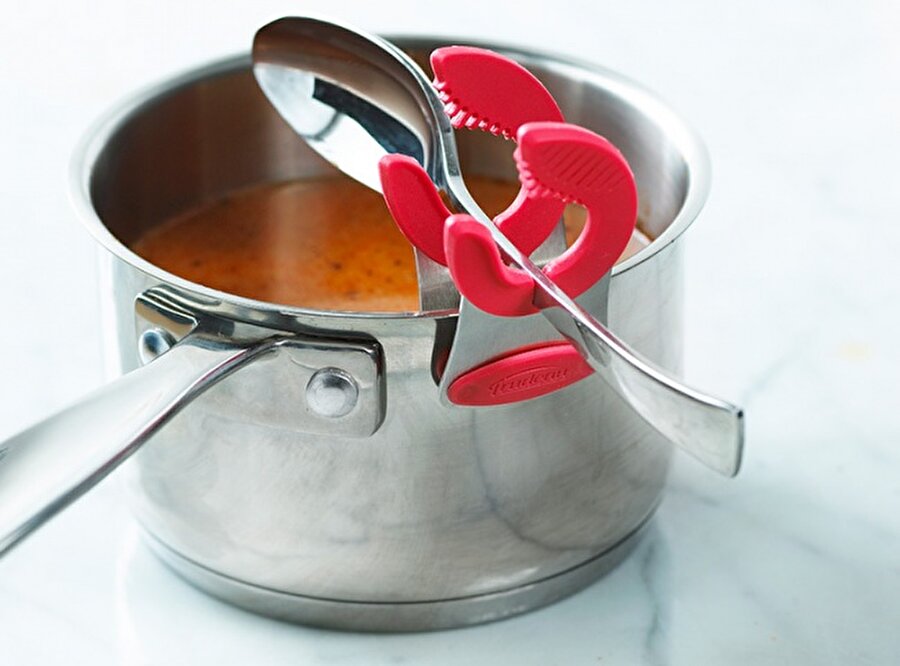 Tencere kenarında kaşık tutucu 

                                    
                                    Yemek yaparken en büyük yardımcınız.
                                
                                