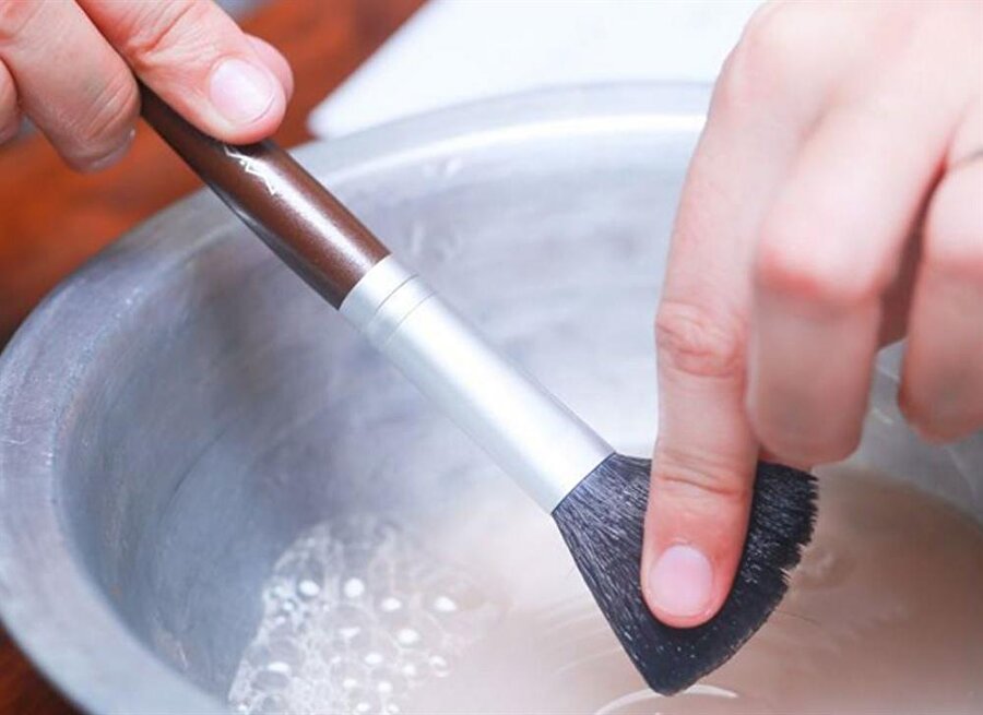 Temizlik için harika
Makyaj fırçalarını temizlerken karbonatlı su kullanabilirsiniz.
