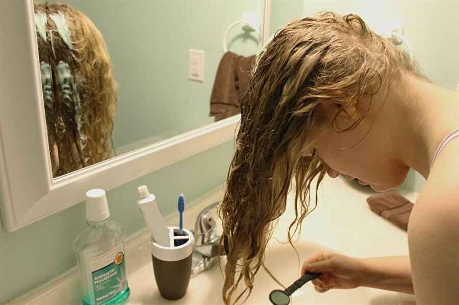 Saç dostu karbonat
Yanan saçlarınızı tedavi etmek için de karbonat kullanabilirsiniz. 1 tatlı kaşığı karbonat ve yarım litre su ile hazırladığınız karışım ile saçlarınızı yıkayabilirsiniz. 