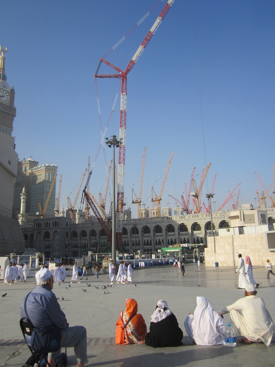 Kabe’deki kazada yıkılan vincin manzarasında bir Türk hacı

                                    
                                