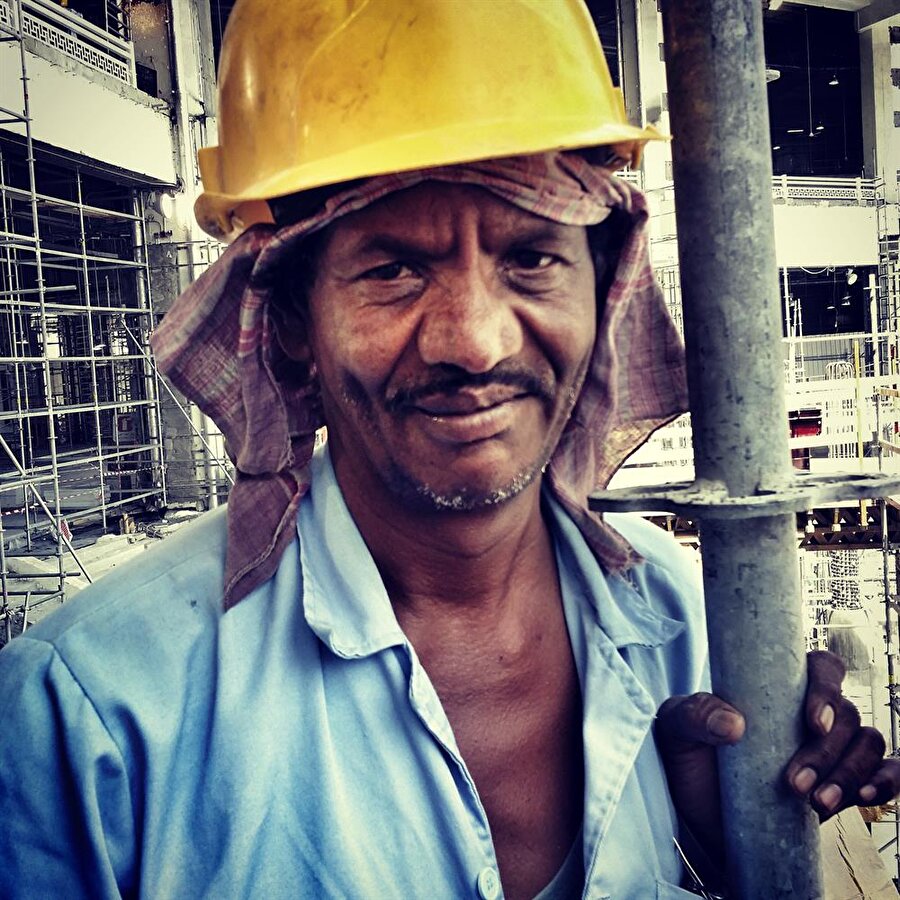 Kabe'de Hintli bir işçi

                                    
                                