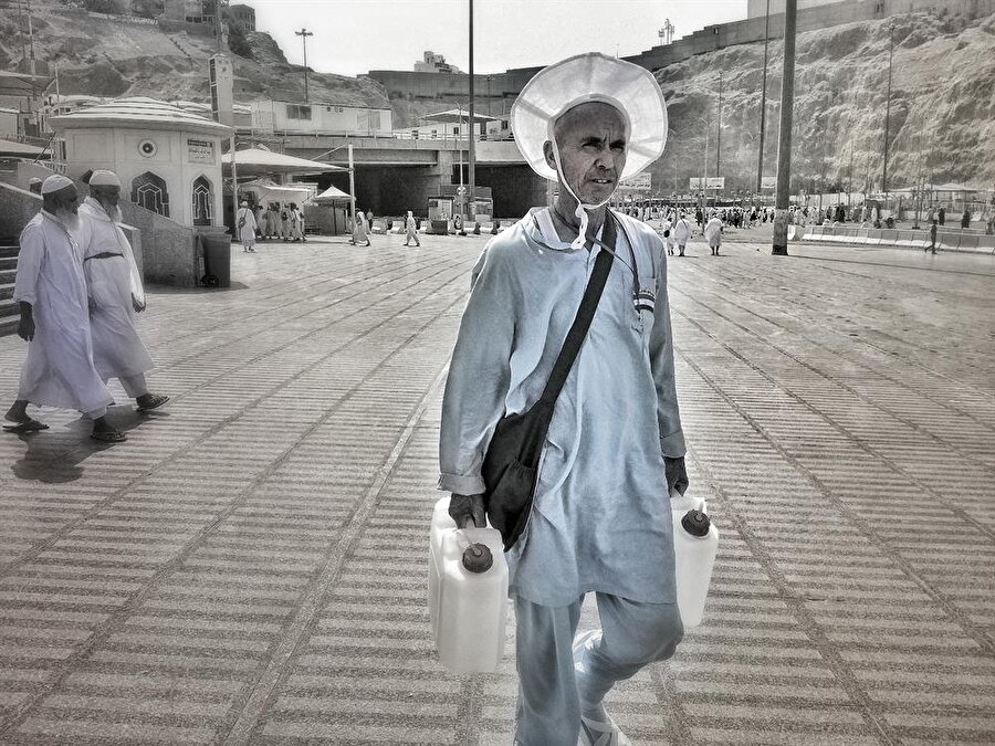 Zemzem kuyusundan zemzem taşıyan hacı