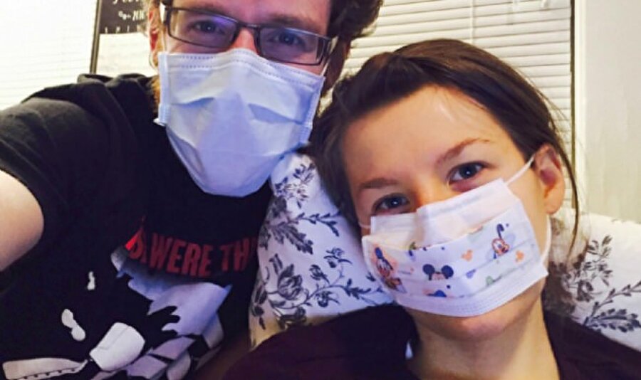 Ayrı katlarda yaşıyorlar

                                    Johanna, “Scott'la birlikte bir şey izlemek istediğimizde ben tavan arasındaki odamda, o ise üç kat aşağıda aynı programı açıyoruz ve izlerken birbirimize mesaj atıyoruz” diyor.

                                