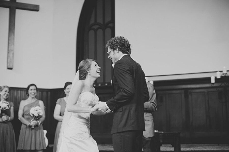 "90 yaşıma da gelsem kocamı seveceğim"

                                    “Düğünümüzde ne olursa olsun birbirimizin yanında olmaya söz verdik. Hayat ne getirirse… 90 yaşıma bile gelsem kocamı hala seveceğimi ve ona bağlı kalacağımı biliyorum” diye ekliyor.
                                