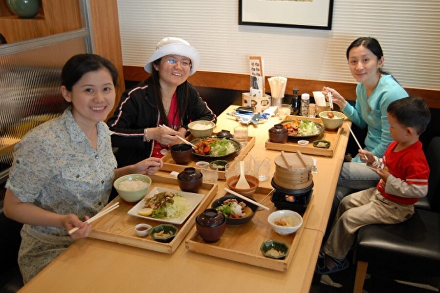 Pişirme yöntemleri
Japonlar geleneksel olarak yemeklerini; az miktarda yağ ile özel bir tepsiye dizmek,ızgara yapmak, buharda pişirmek veya kızartma yapmak yöntemleriyle hazırlar. Bu yöntemlerin avantajı; gıdaların besleyici özelliklerinin çoğunu elinde bulundurmasıdır. Japon mutfağının özü, doğal güzelliği, rengi ve lezzeti vurgulamaktadır. Japon kadınlar, mide ve karaciğere fazla yük olmayacak şekilde beslenmeyi tercih eder.