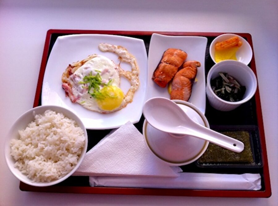 Kahvaltı günün ana yemeğidir
Kahvaltı, günün Japonya'daki en önemli yemeğidir. Tabaklarında; balık, pilav, omlet ve çaydan yapılmış soya tabağı bulunur.