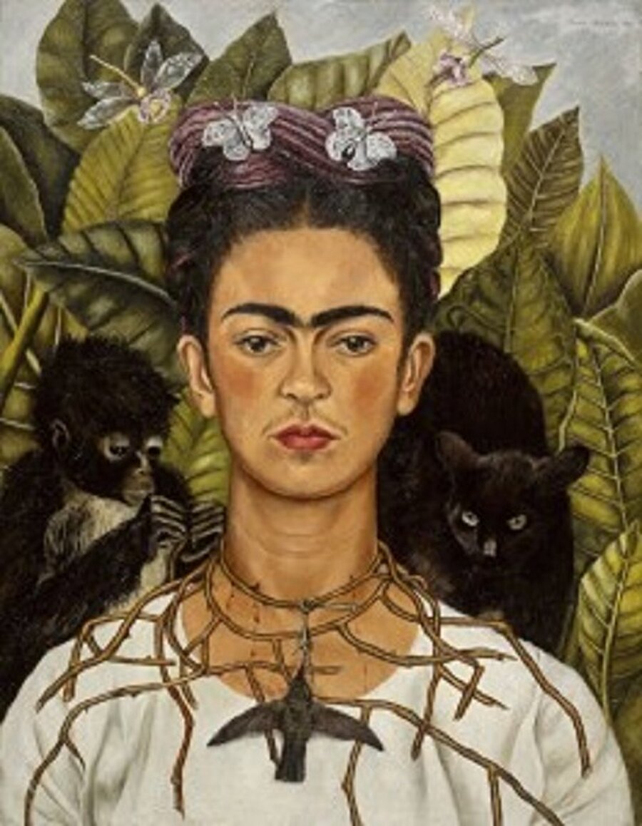 Frida Kahlo: Karanlık dünyamda eşsiz bir dost 
20. yüzyılın en önemli ressamlarından olan ve yaşadığı tüm acıları tablolarına yansıtan Frida Kahlo, 'Dikenli kolye ve sinekkuşlu otoportre' adlı tablosunda yanı başında bir kara kediye yer veriyor. Çektiği acıları, tenine batmış, dikenli dallardan oluşan ve ucunda aslında aşkı simgeleyen ama ölmüş bir sinek kuşunun bulunduğu bir kolyeyle ifade ederken, arkasından yaklaşan ve birçok kültürde kötü şansı temsil eden kara kedi, gözlerini kanayan yaralara dikmiş, Frida'nın acısını paylaşıyor gibi…