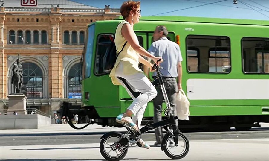 10 saniyede kapanıyor
10 saniye içinde çabucak kapatabileceğiniz bisiklet özellikle kalabalık şehirlerde trafikten kaçmak için harika bir çözüm olacaktır.