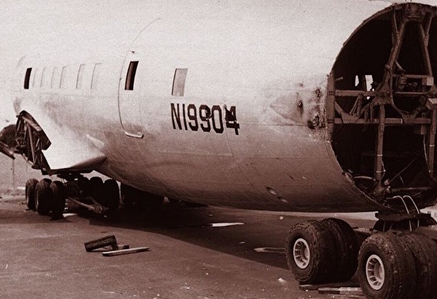 Emlakçı ve pilot olan Kenneth London, akılları zorlayan bir işe imza attı. London 1969 yılında kullanılamaz hale gelmiş uçağı 61.99 dolara satın aldı. 

                                    
                                    
                                    
                                
                                
                                