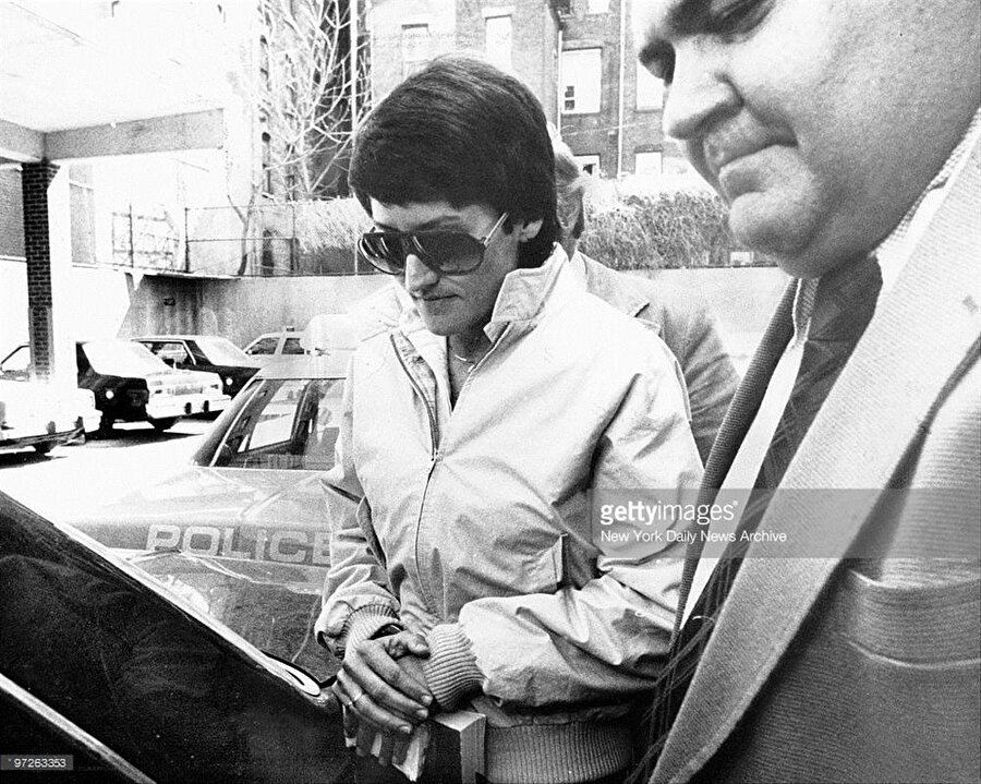 Zimmetine 60 bin dolar geçirdiği ve uyuşturucu tacirliği yaptığı tespit edilen Ruiz, 1982 yılında tutuklandı.

                                    
                                    *Fotoğraf, Getty arşivinden alınmıştır.
                                
                                