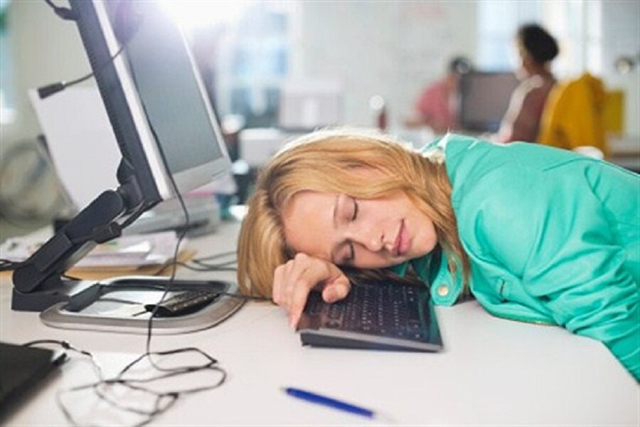En büyük belirtilerden birisi uyku
Uyku düzeni ile stres altında çalışmanın ters ilişkisi vardır. İki farklı durumda bunu gösterebilmektedir. Ya geceleri saat çok geç olana kadar uyuyamıyor ve dinlenmeden uyanmanız ya da eve girer girmez uyumaya gidip 8-10 arasında uyku çekmeniz. İlk durum beyninizde tonla düşünce olduğu içindir ikinci durum ise genellikle iş hayatınızda yaşadığınız sıkıntılardan uyuyarak kaçmaya çalıştığınız içindir. Fakat uyku düzeni hem vücudunuzun sağlığı açısından hem de iş hayatınızda ve özel hayatınızda daha verimli vakit geçirmeniz için oldukça önemlidir. Bunun için uzmanlardan destek alabilirsiniz. Bu sayede yavaş yavaş düzene sokulmuş bir uyku düzeni, hayatınızı da düzene sokacaktır. 