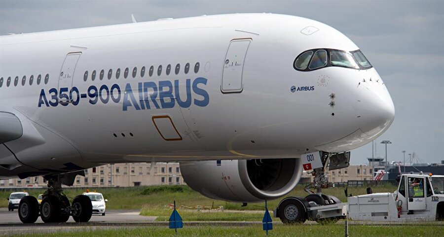 Airbus A350-900. A340'ın bir üst modeli olan A350-900, toplamda 325 yolcuyu tek seferde taşıyabiliyor. 300 milyon dolar fiyatıyla en fazla ilgiyi katar Katar Hava Yolları'ndan görüyor.

                                    
                                