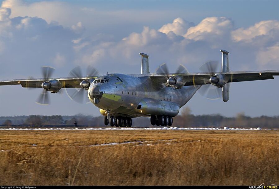 Antonov AN-22. Askeri kargo uçağı olarak kullanılan Antonov AN-22 Sovyetler tarafından tasarlandı.

                                    
                                