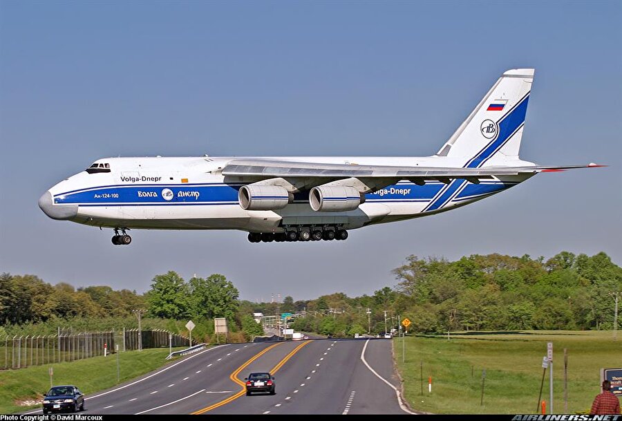 Antonov AN-124. Antonov dünyanın en büyük kargo uçaklarını üretiyor. Bu uçağın değeri ise yaklaşık 100 milyon dolar.

                                    
                                
