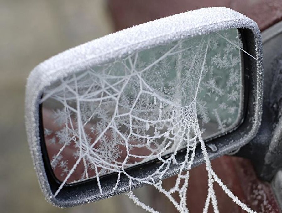 Buzdan ağlarla örülmüş bir araba camı

                                    
                                    
                                
                                