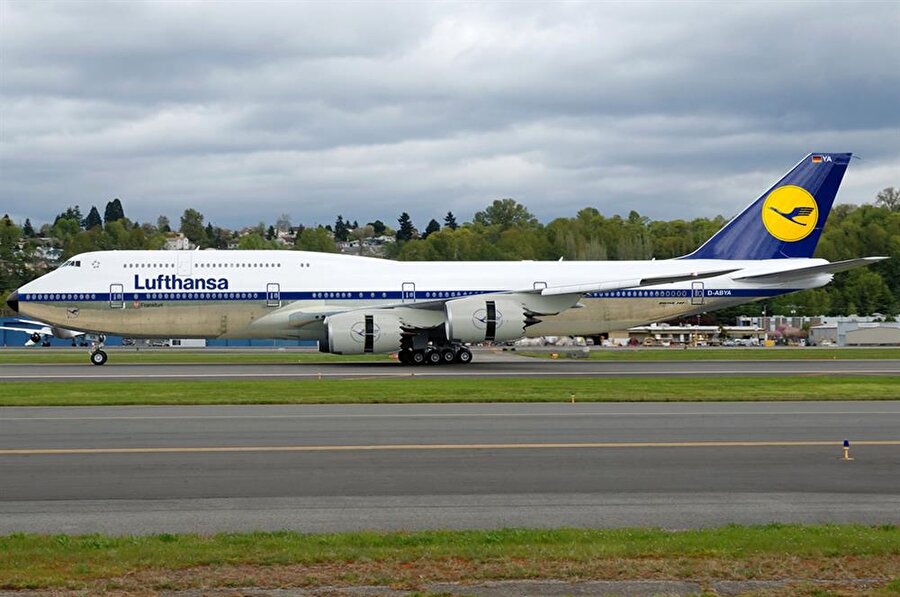 Boeing 747-8i. Boeing'in en büyük modellerinden olan uçak 467 yolcu taşıyabiliyor.

                                    
                                