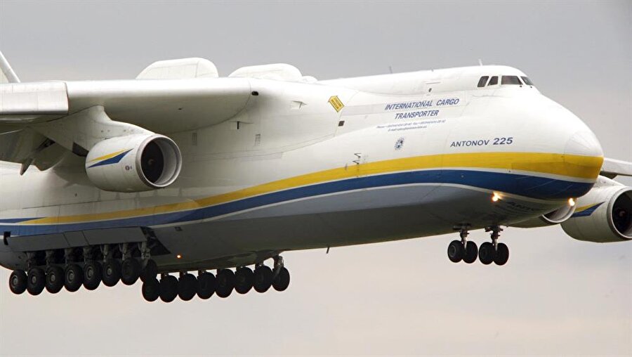 Antonov AN-225 Mriya. Uçağın üretim tarihi 1980. Sovyetler tarafından sadece iki adet üretildi. Dünyanın en büyük uçağıdır. 6 adet jet motoru ve 32 tekerleği olan uçak 600 ton ağırlığına sahip. Uçağın uzunluğu ise 84 metre. 

                                    
                                