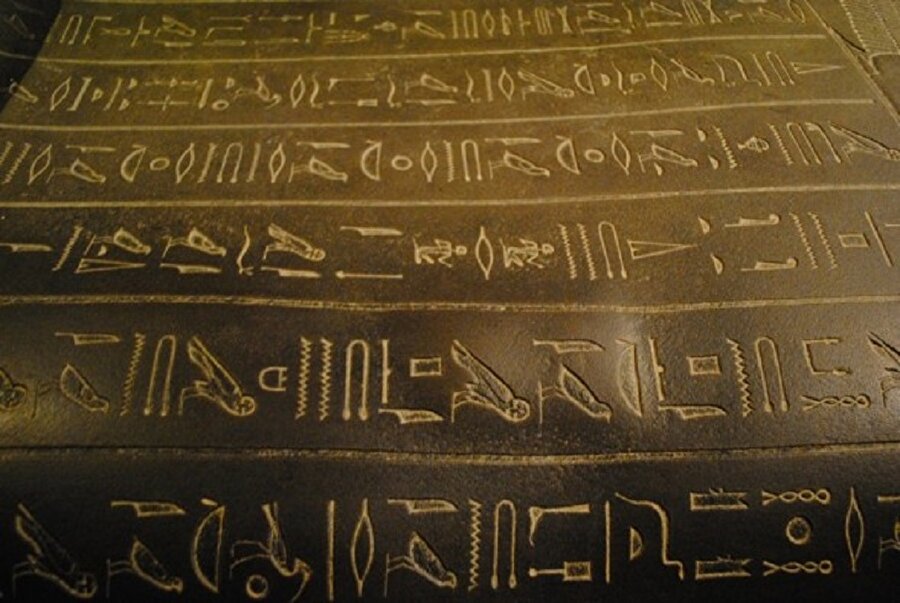 Hiyeroglif - MÖ 33. Yüzyıl

                                    
                                    Milattan önce 3300 yıllarında ortaya çıktığı düşünülmektedir. Antik Mısır ve çevresinde kullanılan bu dilin temelinde tapınak duvarlarına önemli olayları aktarmak amacı vardır. Belirli sembollerden oluşan 24 tane işareti içeren bir dildir. Rosetta Taşının keşfinden sonra hiyeroglifler hakkında daha detaylı incelemeler başlatılmıştır. 
                                
                                