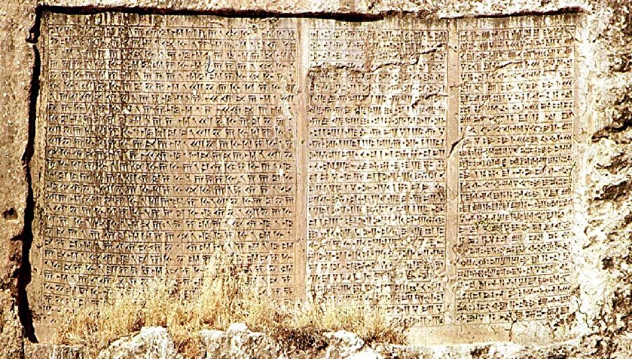 Sümer Dili – MÖ 30. Yüzyıl

                                    
                                    Güney Mezopotamya civarında kullanılan Sümerce kama şeklindeki çizgilerden oluşmuş bir dildir. Tarihin ilk yazılı dili olarak bilinmektedir. Sebebi ise ünsüz harf ve hece sistemine sahip olmasıdır. Mezopotamya'nın kutsal dili olarak anılmaktadır. 
                                
                                