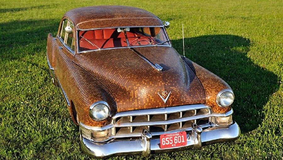 Araba kaplama
Bozuk paralar ile araba kaplamak diğer örneklere göre biraz daha maliyetli olabilir. Tabi bunun yanında bir arabayı tamamen kaplamak ağırlık açısından da sıkıntılar yaratabilir. Fakat tamamını kaplamanıza gerek yok. Güzel bir bölgesini de kaplayarak çok güzel bir görüntü elde edebilirsiniz.