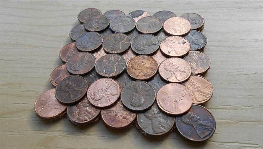 Bardak altlığı
Birçok insan bardak altlığı kullanmayı çok sever. Bunun için porselenden, tahtadan üretilmiş birçok bardak altlığı seçeneği bulunsa da siz de hobi olarak bozuk paralardan bunu yapabilirsiniz.