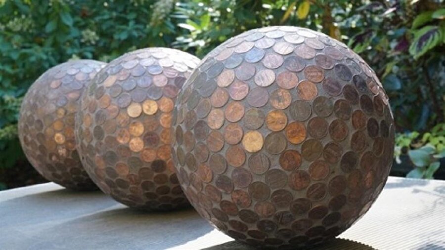 Bahçe dekoru
Bahçenizde farklı bir hava yaratmak için vazolarınızı bozuk paralar ile kaplayabilir ya da bahçeniz üzerindeki yolda bozuk paralardan toplar yaparak içine koyduğunuz ışıklandırma sistemi ile çok güzel bir hava katmış olursunuz.