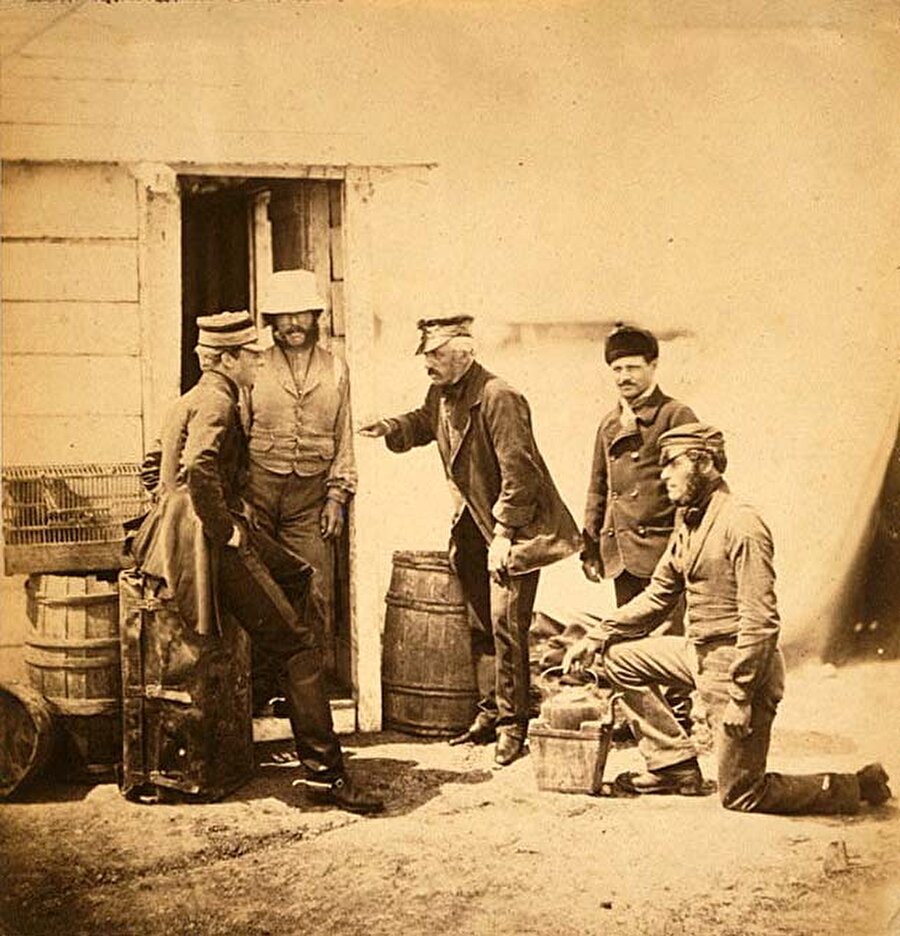 Dünyanın ilk savaş fotoğrafları 1855′te Kırım’daki Osmanlı – Rus Savaşı sırasında Roger Fenton tarafından çekildi.
