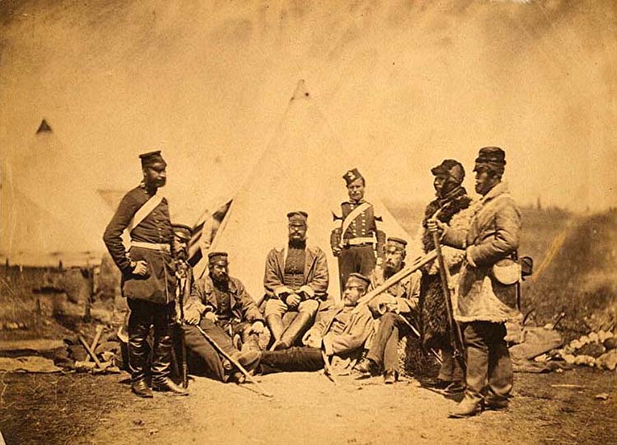 3 aya yakın kaldığı cephede 360’dan fazla fotoğraf çekti. Genellikle Osmanlı İmparatorluğu’na yardım etmek için gelen İngiliz askerlerini çeken Fenton, 2 Osmanlı paşasının da fotoğrafını çekmiştir. 
