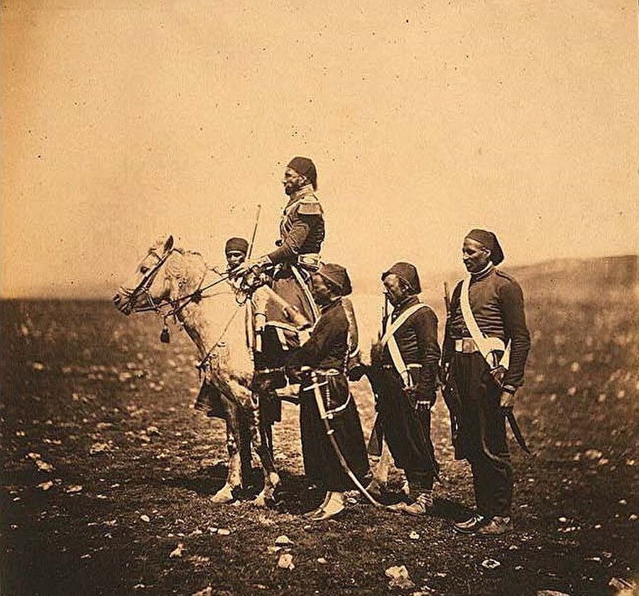 At üzerinde duran Osmanlı ordusunun başındaki subaylardan birisi olan İsmail Paşa

