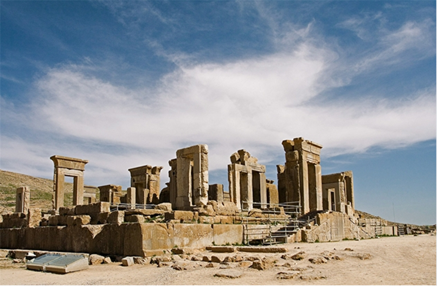 Persepolis: Büyük İskender tarafından M.Ö. 330’da yakılıp yıkılana kadar ününü sürdürdü. Farsçada Taht-ı Çemşid (Çemşid’in tahtı) diye adlandırılır. Öyle bir şehirmiş ki; Yunanlıların rüyalarında bile böyle bir güzelliği göremeyeceği tasvir edilirmiş.

                                    
                                