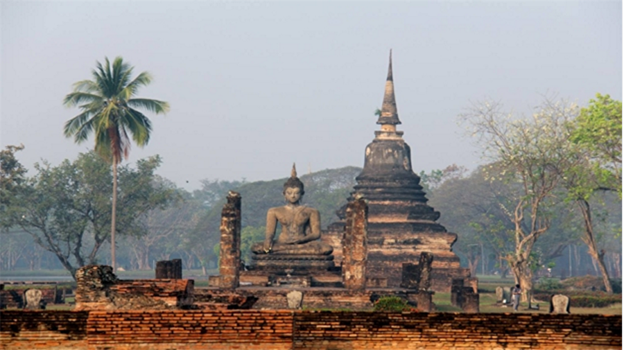 Sukhothai: Uzun süren bir refah dönemi yaşayan Sukhothai krallığı, sonraki dönemlerde ortaya çıkmış olan rakip Siyam şehir devleti olan Ayutthaya Krallığı tarafından 1378 yılında işgal edilmiştir. 

                                    
                                
