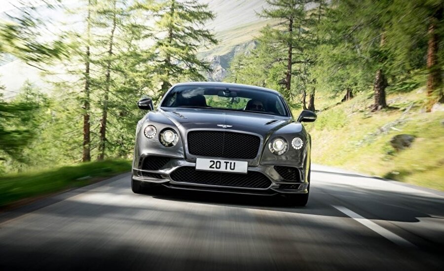 Bentley Continental Supersports, 336 km/s maksimum hız değerine sahip. 0-100 km/s hızlanma değeri ise sadece 3.5 saniye seviyesinde. Sürekli dört tekerden çekiş sunan, turboşarjlı ve 6 litrelik W12 motoru ile tam 710 beygir güç üreten aracın maksimum tork değeri ise 1.017 Nm. ZF8 otomatik şanzıman ile donatılan Continental Supersports modeli, Quickshift, Block Shifting gibi Teknolojiler sunarken, direksiyondan vites değiştirme seçeneği de performanslı bir sürüş deneyimi sunuyor. Dört çekişli yapının dağılımı ise ön kısımlarda yüzde 40 arka kısımlarda yüzde 60 olarak dağıtılmış.