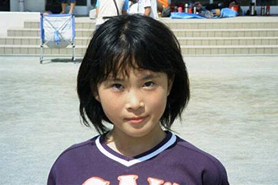 Girl A

                                    
                                    1 Haziran 2004 tarihinde 11 yaşındaki bir Japon öğrenci, sınıf arkadaşı tarafından katledildi. Girl A ismiyle bilinen katil, 12 yaşındaki Satomi Mitarai'yi boş bir sınıfta gözünü kırpmadan öldürmüştü. Üstü başı kanlı bir şekilde sessizce sınıfa gelen katil Girl A, kendisine sorular soran öğretmenine hiçbir cevap vermemişti. Öğretmen, yan sınıfta Satomi Mitarai'nin cansız bedenini bulduğunda Girl A'ya cinayeti neden işlediği sordu. O ise sebep olarak; kilosuyla dalga geçtiğini söyledi. Sorgusundan sonra, akli dengesinin yerinde olmadığı anlaşılan Girl A, ismi kamuoyuyla paylaşılmadan bir akıl hastanesine yatırıldı.
                                
                                