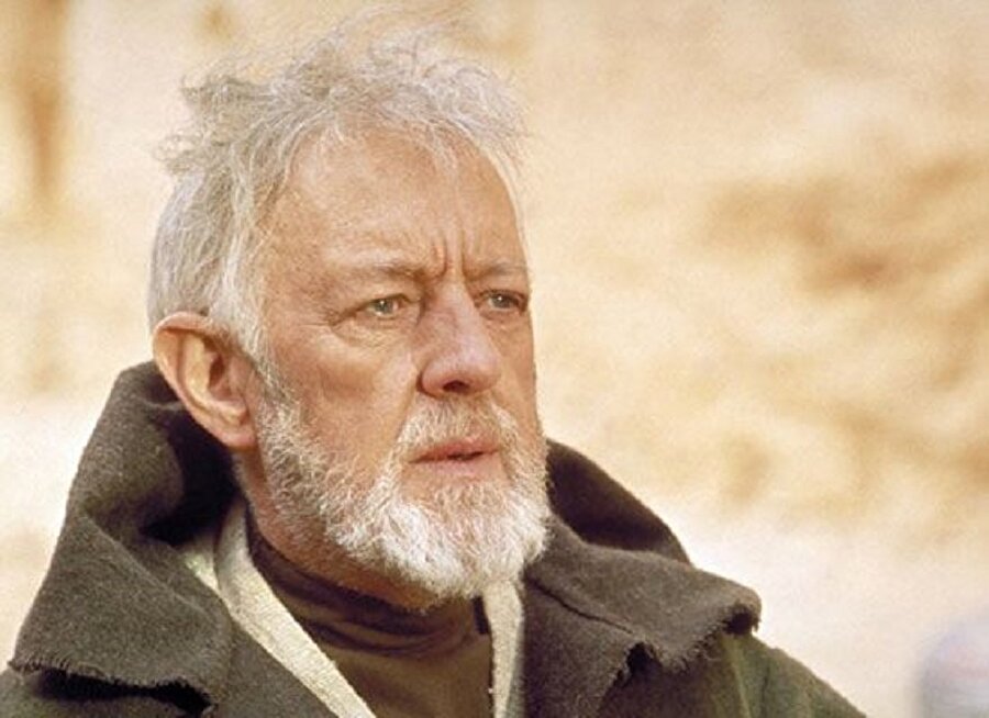 Alec Guines – Obi-Wan-Kenobi

                                    Önceki mesleği yazarlıktı. Özellikle bazı reklamlar için metinler yazıyordu. 2. Dünya Savaşında Kraliyet Donanmasında görev almadan önce küçük birkaç rolde yer aldı fakat oyunculuğa asıl geçişi 2. Dünya Savaşından sonra oldu. 
                                