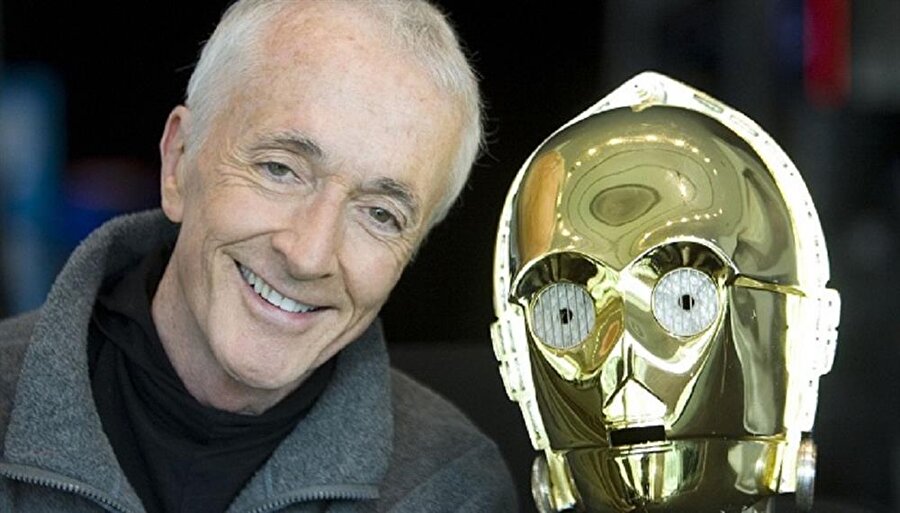 Anthony Daniels – C-3PO, R2D2 

                                    Orijinal üçlemede karşımıza çıkan Anthony muhteşem bir performans sergilemiştir. Obsesif Kompülsif bozukluğa sahip bir robotu canlandırmıştır. Star Wars serisinin tüm filmlerinde oynamadan öncesinde BBC Radio'da sunucu olarak görev almıştır.
                                