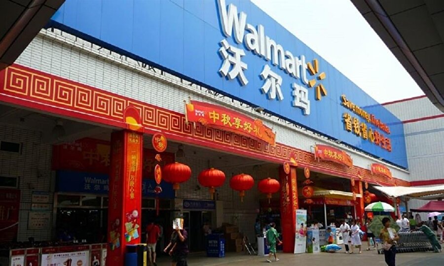 2011 yılında Walmart mağazalarından trans yağı, tuz ve şeker miktarını azaltarak, besin değeri daha iyi olan markalara önem vereceğini belirterek sağlık anlamında önemli adımlar atar. Ayrıca düşük gelirli bölgelerde tüm gıda ve sebzelerin fiyatını düşürür. Bu yıl içinde aynı zamanda “Walmart To GO” isimli ev dağıtım sistemini kullanmaya başlar.