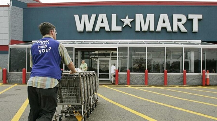 Şirketin hisseleri New York Borsasında işlem görmekte. Walmart'ın Merkezi olan Arkansas'taki ilk mağazası bu gün müze olarak kullanılmaktadır. Şirketin 2.3 milyon çalışanının 900 bini ABD dışında istihdam etmektedir. 