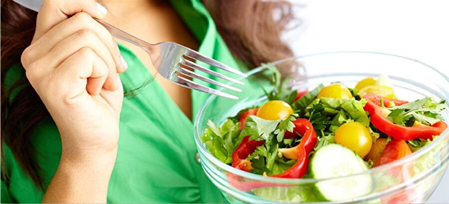 Sebze tüketmek
Akşam yemeklerinde bulunmanız gereken bir kase salata ya da sebze yemeği vücut direnci açısından oldukça önemlidir. Salata ve sebze yemeği yemeyi alışkanlık haline getirin. Sebzeleri pişirilmiş olarak tüketirseniz minareli açısından oldukça zengin bir yemek yapmış olursunuz.

 Taze sebzelerinde, pişirilmiş sebzelerinde bağışıklık sisteminiz üzerinde olumlu etkisi vardır. Vücut direncinizi yüksek tutmak istiyorsanız taze sebzeler tüketmeye özen gösterebilirsiniz. Taze sebzeler A ve C vitamini açısından zengin kırmızı lahana, soğan, havuç, turp salata olarak bolca tüketebilirsiniz. 