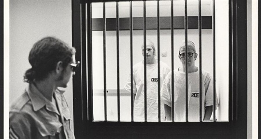 Stanford Hapishane deneyi

                                    Stanford hapishane deneyinin amacı hapis yatmanın mahkumlar ve gardiyanlar üzerindeki psikolojik etkisini incelemekti. Deney 1971 yılında Stanford Üniversitesi'nde profesör Philip Zimbardo tarafından gerçekleştirildi. Profesör ve ekibinin amacı hapishanelerdeki bozuk ve şiddete meyilli ortamın mahkum ve gardiyanların kişiliklerinden kaynaklandığına dair hipotezi test etmekti. Katılımcılara 2 haftalık bir hapishane simülasyonu içerisinde olacakları söylendi. 75 gönüllü katılımcı arasından psikolojik olarak stabil ve sağlıklı gözüken 24 erkek seçildi. Katılımcıların çoğunluğu orta sınıftan idi. Katılımcılar 2 haftalık deneye günde 15$ karşılığında katılmayı kabul ettiler. İki gruba ayrıldı denekler, mahkumlar ve gardiyanlar olarak ve otorite etkisi ile gardiyanların mahkumlara şiddet bile gösterdiği oldu. 
 Deneyin sonuçları bilim dünyasında çok tartışıldı. Deneyden elde edilen veriler otoritenin gücü ve zihinsel uyumsuzluk teorisi gibi alanlarda kullanıldı. Deney sonucu insanların bulundukları ortama göre tepkiler verdiğini ve karakterlerini, davranışlarını değiştirdiği savını güçlendirdi.
                                