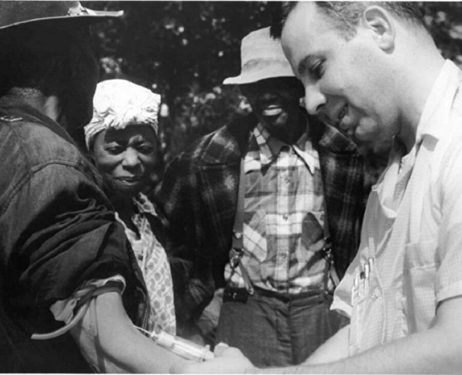 Tuskegee Frengi araştırmaları

                                    1932 ve 1972 yılları arasında ABD'nin Alabama eyaletinde Tuskegee adı verilen bir kasabada ABD Sağlık Servisi tarafından frengiye deva bulmak için bir klinik kuruldu. Bu klinikte denek olarak siyahiler kullanıldı. Fakat bu insanlar frengi hastalığına tıbbi çözüm bulmak için denek olarak kullanıldıklarının farkında değillerdi. Kendilerine ABD hükümeti tarafından ücretsiz sağlık hizmeti verildiği söylenmişti. 600e yakın çiftçiyi bu şekilde kandırdılar ve ilerleyen zamanlarda penisilin ile durdurulabilecek olan bu deneyi sürdürdüler ta ki ölümle sonuçlanana kadar...
                                