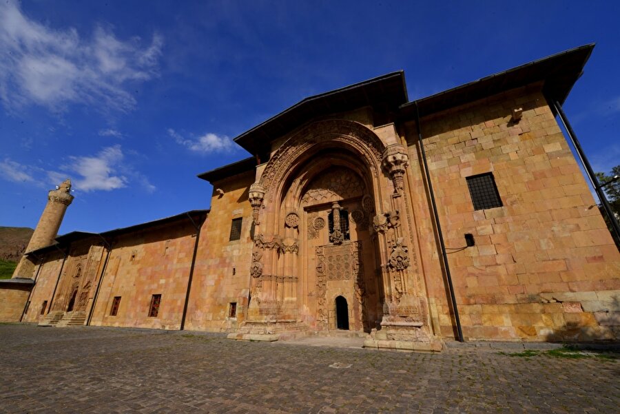 Ne zaman yapıldı? 
Divriği Ulu Camii 1228-1229 yıllarında Mengücekli beyi Ahmed Şah tarafından yaptırılmıştır. 