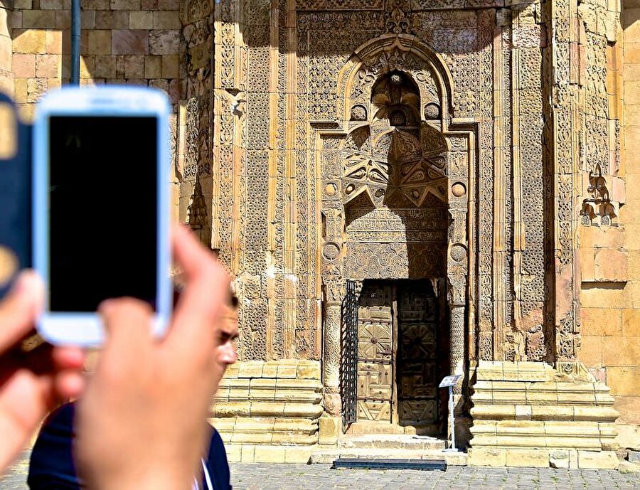 Ne zaman görünüyorlar?
Güneş ışınları caminin ön kapısına vurduğunda ortaya namaz kılan siluetler çıkıyor. 