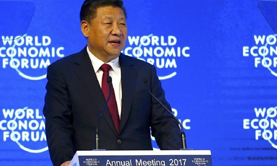 Ayrıca Çin Devlet Başkanı Şi Cinping Çin'in Davos'a katılan ilk devlet başkanı oldu. Aynı zamanda Davos'un açılış konuşmasını yaparak son derece önemli açıklamalarda bulundu. Bunlardan bazıları, ticaret savaşının galibi olmayacağına, “Trump'ı ima ederek” hiçbir ülkenin başka ülkelere zarar veren politikalar yapma hakkı bulunmadığına dikkat çekti. 
