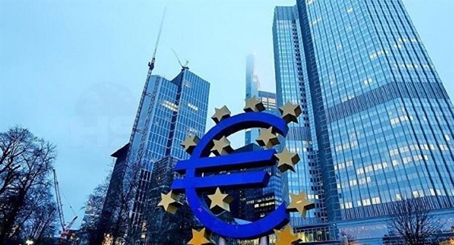 Avrupa Merkez Bankası'nın Profesyonel Tahminciler Anketi'ne göre Euro Bölgesi'nde enflasyon beklentileri yükseldi. Bu yıl için ortalama enflasyon beklentisi %1.2'den 1.5'e çıkartıldı. 2018 yılı enflasyon tahminiyse %1.4'ten 1.5'e yükseldi. Aynı ankette işsizlik oranı tahminleriyse aşağı yönlü olarak yenilendi. Ankete göre bu yıl için işsizliğin %9.7'den 9.3'e ineceği. 2018'de ise işsizliğin %9.5'ten 9.2'ye ineceği düşünülüyor.