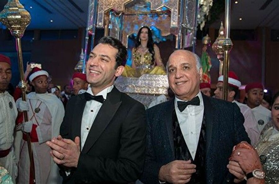 Fas ezgileriyle dans ettiler
Düğün alanının girişine, kutuların içinde özel olarak hazırlanmış nikah şekerleri yerleştirildi. Masalarda düğün anısı olarak, üzerinde ünlü çiftin kalp figürlü fotoğraflarının yer aldığı kekler bulunuyordu. Yerel müzisyenlerin geleneksel Fas enstrümanları çaldığı düğün, sabahın ilk ışıklarına kadar devam etti. Konuklar, Fas müzikleriyle dans ederken ortaya renkli görüntüler çıktı.