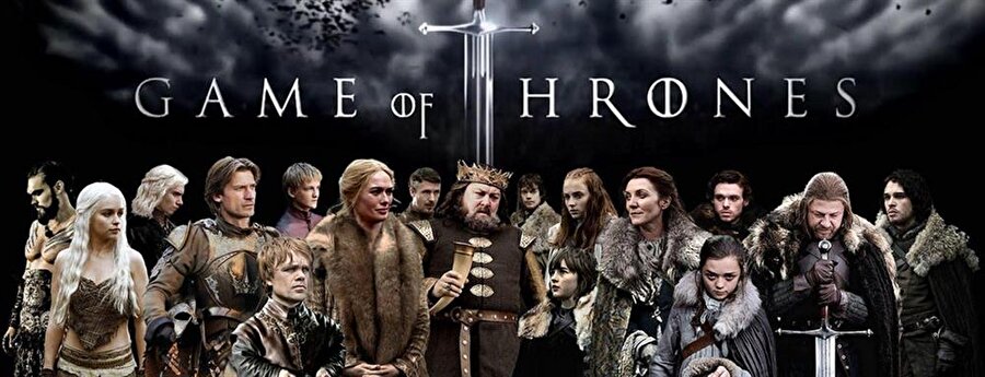 Game Of Thrones – 8. Sezon Onayı

                                    HBO kanalında yayınlayan Game Of Thrones fantastik bir kurguyla yayın hayatına girdi ve öyle de devam etmekte. George R. R. Martin'in Buz ve Ateşin Şarkısı kitaplarından uyarlanan dizi birçok farklı kıta ve ülkede çekilmekte. Konusu ise; ejderhalar yok edileli yüzlerce yıl oluyor ve 7 krallığın hikayesi anlatılıyor. Yedi Krallığı koruyan kuzeyde bir duvar bulunuyor, duvarın öteki tarafında yaşanan kışlar ise Yedi Krallığa göre daha çetin geçiyor. Ve bu bölgede tekin olmayan güçler ortaya çıkıyor. Binlerce yıldır görülmeyen sadece efsanelere adını yazdırmış bu güçler yedi krallığı ele geçirmeye çalışıyor. Aynı zamanda yedi krallık içerisinde her büyük aile kendi içinde savaşmakta ve krallığı almaya çalışmakta. 
                                