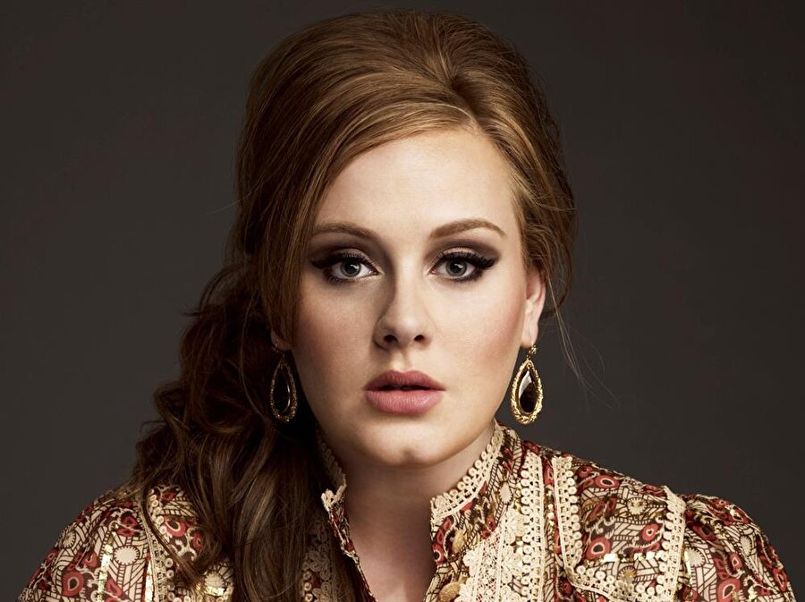 "Kızım gerçekleri bilsin istiyorum"

                                    “Adele'in annesini tanıdıktan sonra bugüne kadar hiç evlenmedim. Yıllarım onu düşünmekle geçti. Birkaç kez telefonla görüştük. Şimdi Adele'nin gerçekleri öğrenmesini istediğim için bunu açıklamak zorunda kaldım. Adele ve annesini Bodrum'a davet ediyorum. Gelsinler burada tatil yapsınlar, tanışalım. Adele'nin babası olduğumu düşünüyorum, hissediyorum. Adele isterse onun için DNA testi bile yaptırırım. Bu konuda bilinmesini istediğim en önemli şey de hiçbir beklentim yok. Ben Bodrumlu'yum ve halim vaktim yerinde. Sadece kızım gerçekleri bilsin istiyorum.”

                                