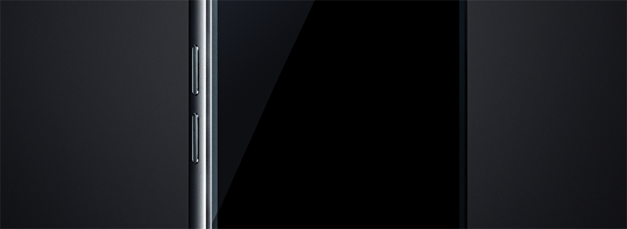 Neredeyse çerçevesiz ekran!
LG G5'e nazaran çok daha şık görünen bu tasarım aslında fiziksel tuşlarda da kendisini gösteriyor. Zira sol kısma ses açma ve kısma düğmeleri yerleştirilmiş. Hayli ince yapıdaki bu tuşlar üzerinde artı ya da eksi simgeler ise bulunmuyor.


5.7 inç boyutundaki büyük ekranda %90'lık bir ekran-gövde oranı sunan LG, bu alandaki iddiasını yeni modelle tescillemek istiyor. Böylece sektörü iyi analiz eden Güney Koreli şirketin, 2017'nin akıllı telefonlarının çoğunda artık ekran - gövde oranının yüksek tutulacağını öngördüğü kesin. 

LG G6 ile ilgili en önemli ayrıntılardan birisi ise G5'teki gibi çıkarılabilir pile yer verilmeyecek olması. Bunun yerine dahili bir bataryayla gelmesi bekleniyor.